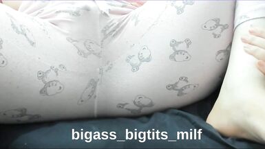 Guarda questa milf amatoriale formosa che si diverte da sola con le sue tette grosse e curve sexy.