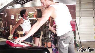 Sara Jay e Dava Foxx vengono strapazzate da Tommy Gunn e Ryan Mclane in azione hardcore!