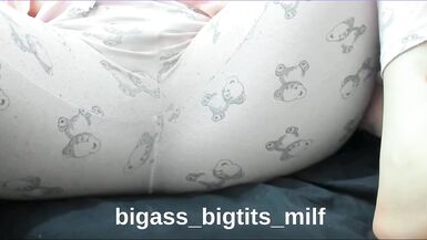 Kurvige Latina-MILF mit weißem Körper treibt es wild mit sich selbst im Homemade-Video