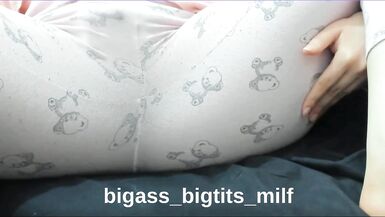 Соблазнительная латина MILF с белым телом шалит с собой в домашнем видео