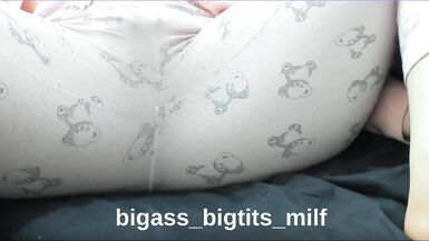 Kurvige Latina-MILF mit weißem Körper treibt es wild mit sich selbst im Homemade-Video
