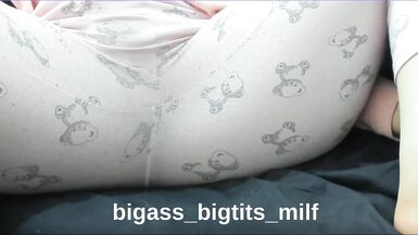 Kurvige Latina-MILF mit weißem Körper treibt es wild mit sich selbst im Homemade-Video