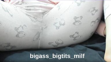 MILF latina pulpeuse au corps blanc se fait plaisir en vidéo maison