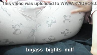 Kurvige Latina-MILF mit weißem Körper treibt es wild mit sich selbst im Homemade-Video