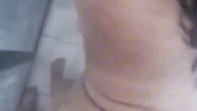 Belle-mère aux gros seins naturels affronte une grosse bite bien courbée comme une pro