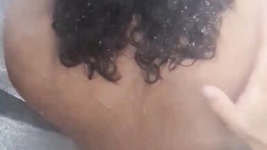 Madrastra con tetas enormes y naturales se folla una verga grande y curva como una pro