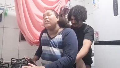 Belle-mère aux gros seins naturels affronte une grosse bite bien courbée comme une pro