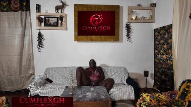 Bibi 58 enlouquece na sala com seu solo sexy