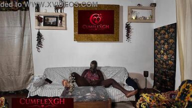 Bibi 58 si scatena in salotto con il suo sexy solo