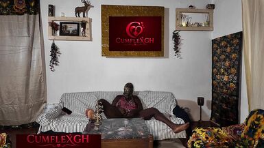 Bibi 58 dreht im Wohnzimmer mit ihrem sexy Solo-Play richtig durch