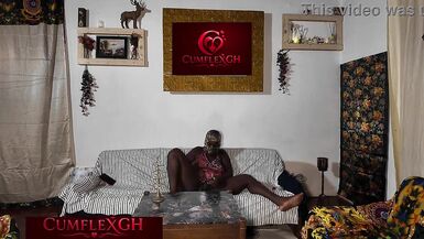 Bibi 58 enlouquece na sala com seu solo sexy