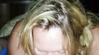 MILF rousse à gros seins énormes sétouffe sur une grosse giclée