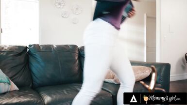 Madrasta Lexi Luna acidentalmente deixa o padrasto Sky Wonderlands excitado com seus peitões e vibrador