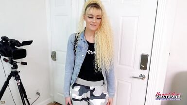Petite blonde MILF Sassy wird von Jeff Lacy mit seinem großen Schwanz durchgenommen