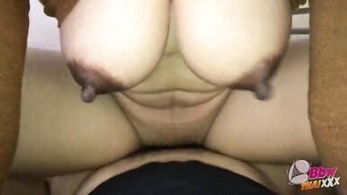 Les gros seins de Pxoxxed Thai rebondissent pendant quelle chevauche en reverse cowgirl avec BbwManxxX