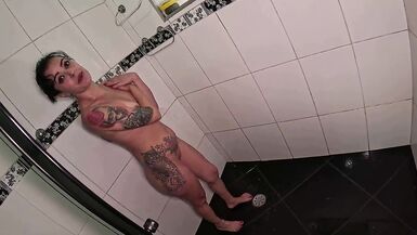 Regarde Maya, Bia, Binho and Mannu jouer avec la chatte rasée de lautre sous la douche