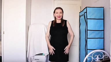 Kurvige GILF in Strumpfhose und High Heels wird solo hart an ihrer behaarten Muschi gefickt