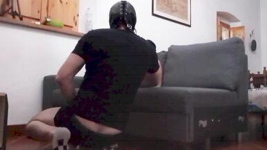 Laura sui tacchi gode mentre si fa riempire la figa di nylon di sperma.