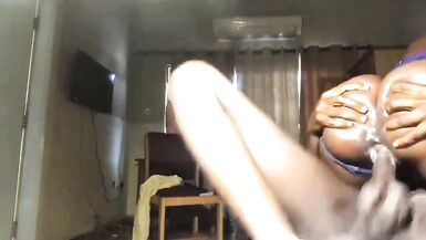 Guarda la magra Themuni che si fa penetrare il corpo formoso in camera da letto.
