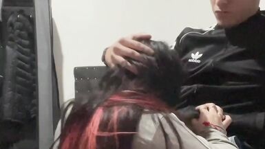 MILF argentine déchaînée sur un BBC dans le salon avec son plan bisexuel coquin