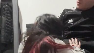 MILF argentine déchaînée sur un BBC dans le salon avec son plan bisexuel coquin