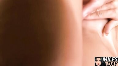 Caresse exige sexo anal duro y coño mojado para sus deseos de MILF madura