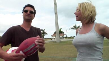Blonde MILF treibt es richtig dreckig mit ihrem Kerl