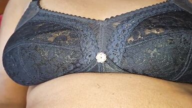 Guarda una hotwife con tette naturali enormi che prende due cazzi duri da vera professionista!