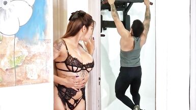 Enteado come a MILF gostosa de lingerie enquanto a madrasta está fora