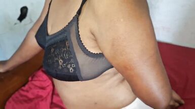 Sieh dir die heißeste asiatische MILF an - natürliche Titten and perfekter Arsch!
