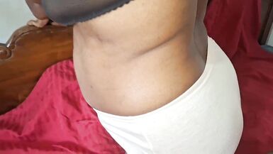 ¡Mira a la MILF asiática más caliente en acción: tetas naturales y culo perfecto!