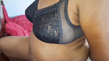 Guarda il video amatoriale hot di questa milf asiatica formosa con le sue tette naturali e perfette!