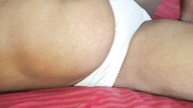 Mira este video casero caliente de una MILF asiática curvy con sus tetas grandes y naturales perfectas