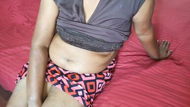 Tetas perfectas y culo ajustado de una MILF asiática caliente en primer plano en video viral