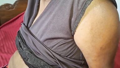 Seins parfaits and cul serré dune MILF asiatique sexy en gros plan sur une vidéo chaude