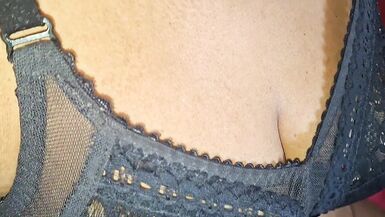 Mira el video POV de una MILF asiática petite saliéndose con su hombre