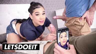 Guarda Yeri che insegna a Jason come scopare il culo latino di Alexis Doll in un trio MMF bollente.