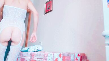 Il culo stretto di Hotlia allargato in cucina con lingerie e calze.