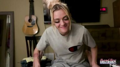 Mate Sassy, la MILF blonde tatouée, samuse avec ses jouets et se fait prendre sous tous les angles ! - 2 image