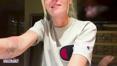 Mate Sassy, la MILF blonde tatouée, samuse avec ses jouets et se fait prendre sous tous les angles ! - 5 image