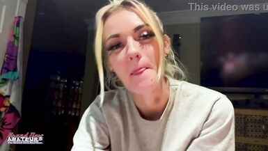 Sieh zu, wie die tätowierte blonde MILF mit ihren Toys richtig wild wird und es aus allen Winkeln nimmt!