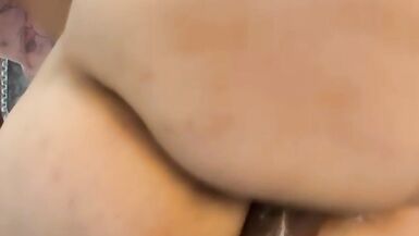 AlinaVelvet engaña a su esposo con un dildo y se corre en POV video casero - 15 image