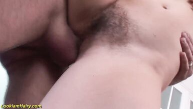 Prima scopata profonda con milf pelosa