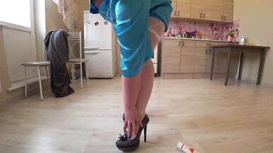 Milf Büyük Göğüsler POV amatör videoda yapay penis ile kız arkadaşının kıçını sürmek - 1 image
