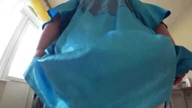Milf Büyük Göğüsler POV amatör videoda yapay penis ile kız arkadaşının kıçını sürmek - 3 image
