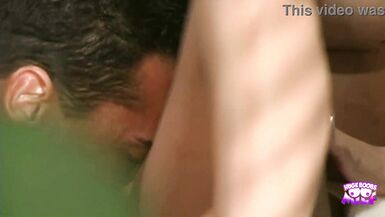 August engaña a su esposo con Nick Manning y se traga su leche