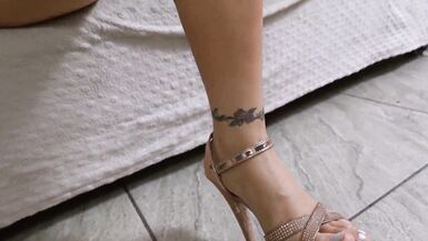 Sieh zu, wie diese kolumbianische MILF sich mit ihrem Lieblingsvibrator selbst verwöhnt