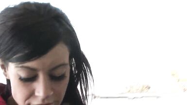 Vanessa Naughty 和 Dick James 在热气腾腾的跨种族体内射精中疯狂