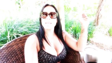Becca Diamond y Reggie Woods le hacen una mamada arriesgada y picante a una MILF dominicana - 3 image