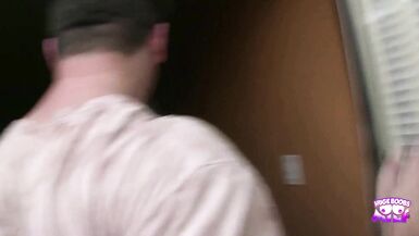 Mira a John Strong darle trabajo a Savannah Stern como pornstar en tacones y en perrito